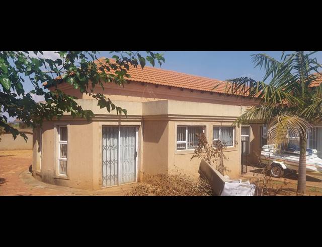 4 BEDROOM HOUSE FOR SALE IN LADY SELBORNE